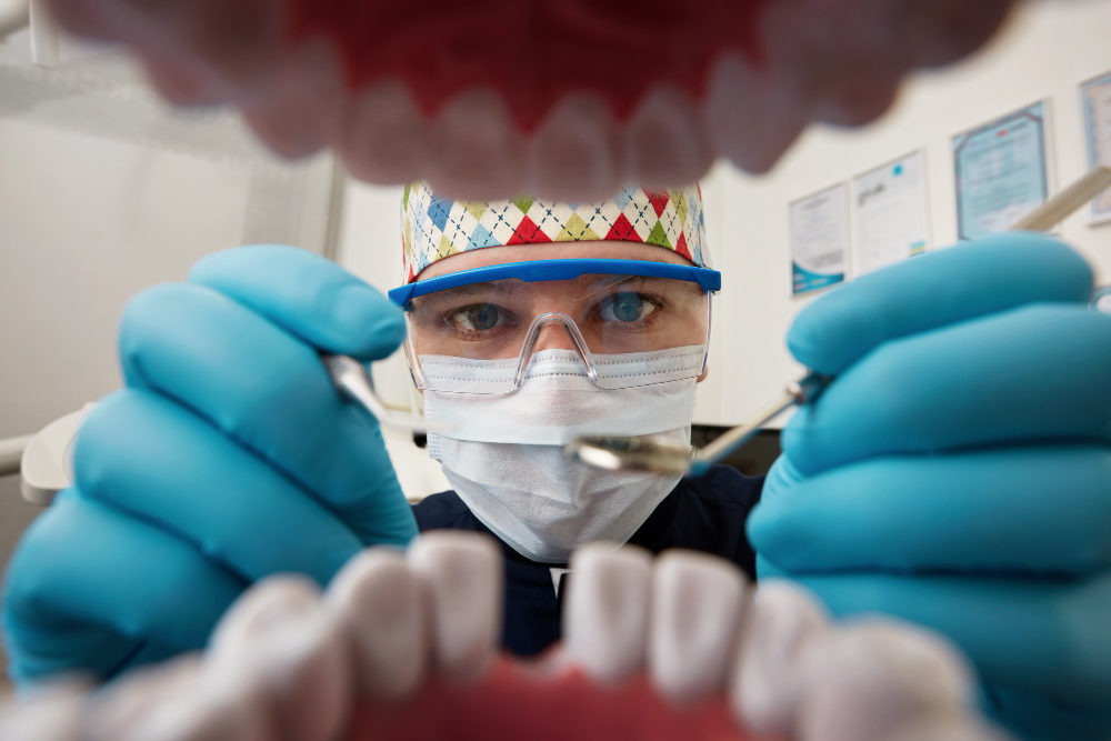 Implanty zębowe u młodych pacjentów: co warto wiedzieć?